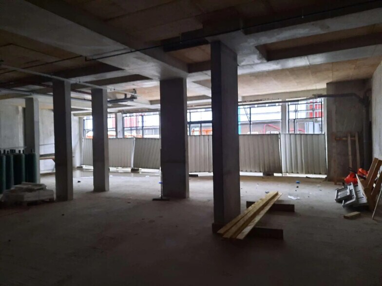 Retail in Gentilly to rent - Building Photo - Image 3 of 4