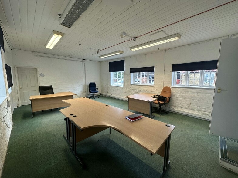 Thame Park Rd, Thame to rent - Building Photo - Image 3 of 10