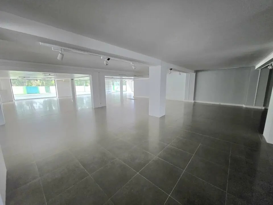 Location Commerce 550 m² - Photo 1