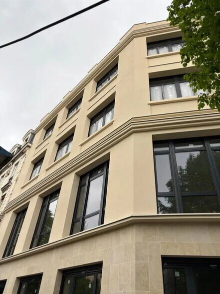 Office in Saint-Denis to rent - Building Photo - Image 2 of 5