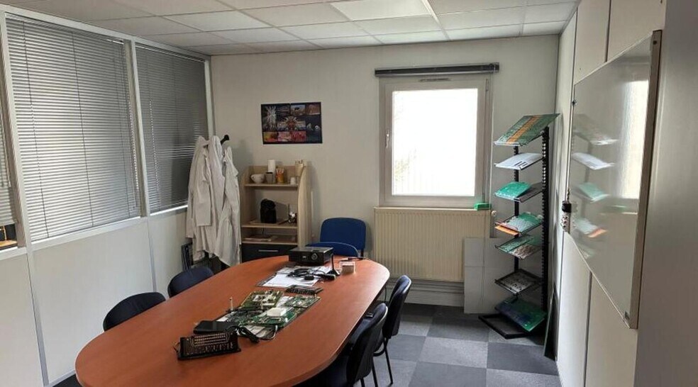 423 Rue Audemars, Buc to rent - Interior Photo - Image 3 of 3