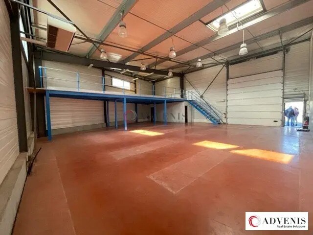 Location Local d'activités 300 m² - Photo 1