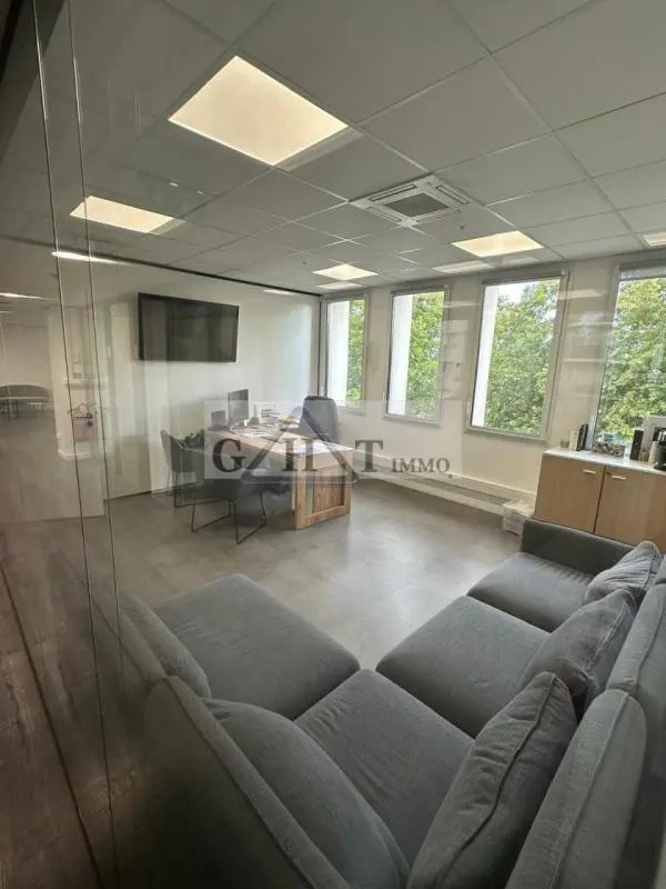 Location Bureaux 272 m² - Photo 1