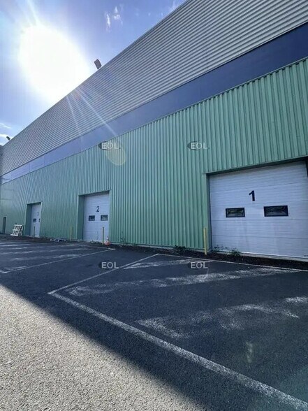 Industrial in Stains to rent - Building Photo - Image 1 of 2