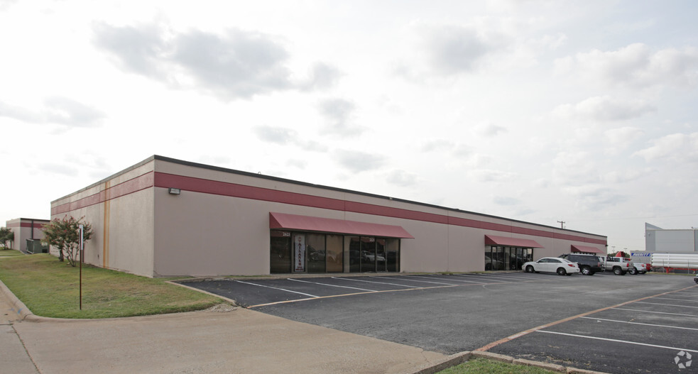 2601-2621 Aero Dr, Grand Prairie, TX for rent - Building Photo - Image 1 of 22