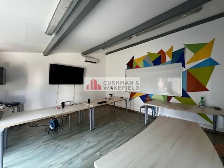 Light Industrial in Marguerittes for sale - Interior Photo - Image 3 of 3