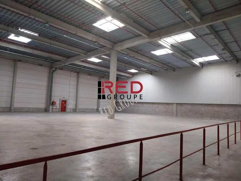 Industrial in Marseille to rent - Building Photo - Image 1 of 6