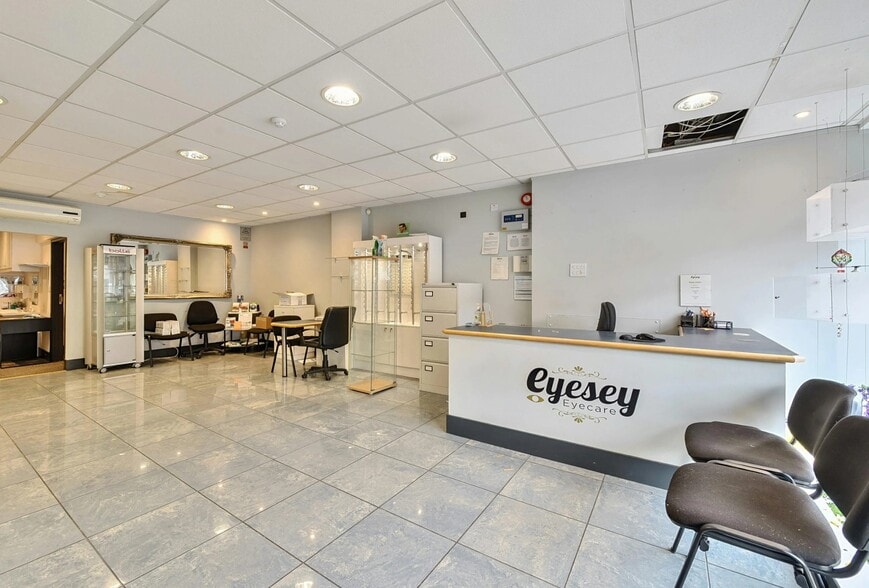 50 Bridge St, Pinner to rent - Interior Photo - Image 3 of 17