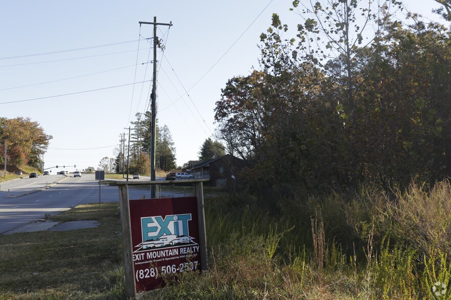 Upward Rd, East Flat Rock, NC 28726 UK