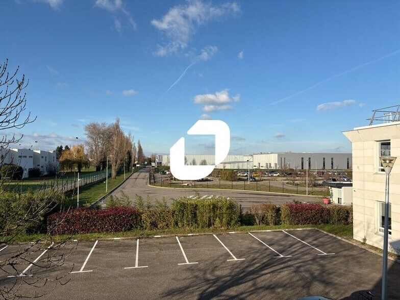 Office in Bron to rent - Building Photo - Image 3 of 5