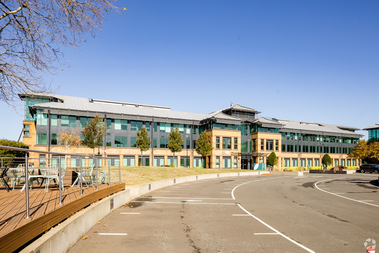 4 New Sq, Feltham for sale Primary Photo- Image 1 of 1