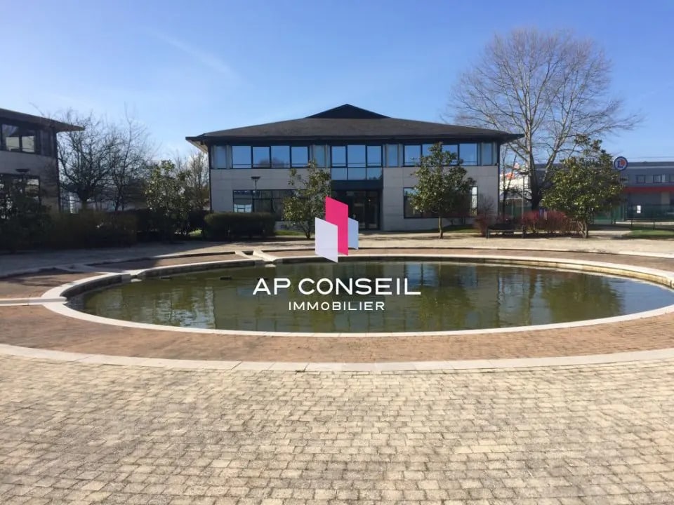 Office in Trappes to rent Building Photo- Image 1 of 7