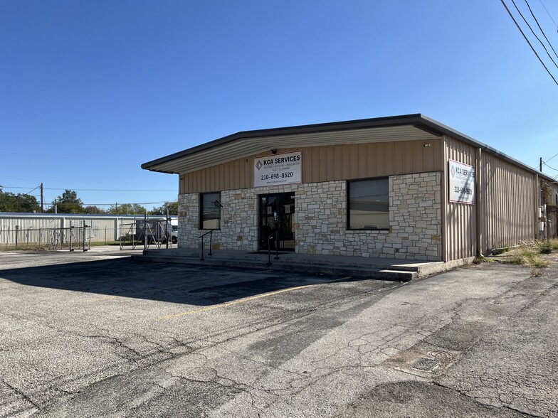 136 Industrial Dr, Boerne, TX for rent - Building Photo - Image 3 of 9