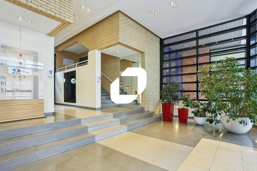 Office in Issy-les-Moulineaux to rent - Building Photo - Image 2 of 15
