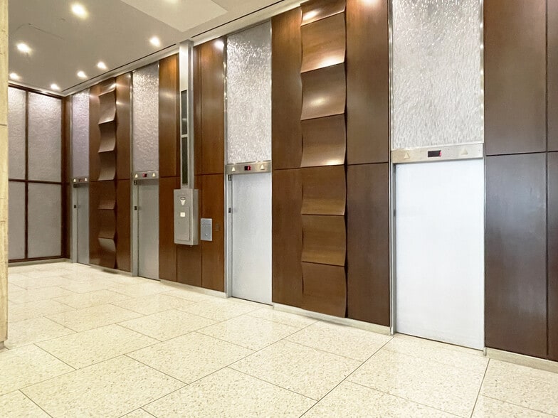 1001 6th Ave, New York, NY to rent - Building Photo - Image 3 of 4