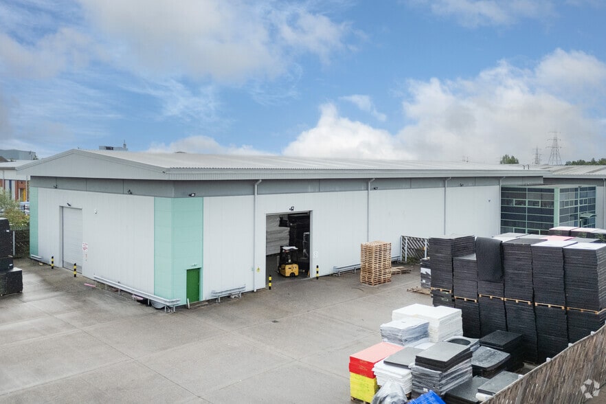 Trident Dr, Wednesbury to rent - Primary Photo - Image 1 of 2