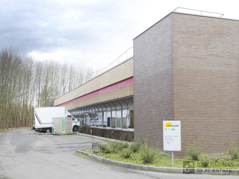 Light Industrial in Trappes to rent - Building Photo - Image 1 of 5