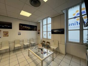 Retail in Lyon to rent Interior Photo- Image 1 of 9