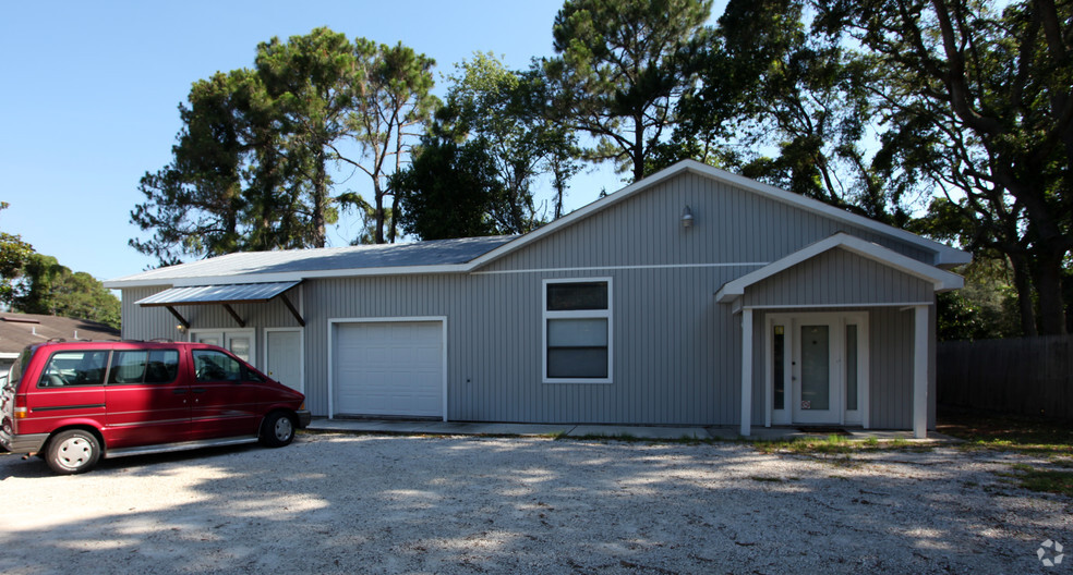 1324 S 14th St, Fernandina Beach, FL for rent - Primary Photo - Image 1 of 23