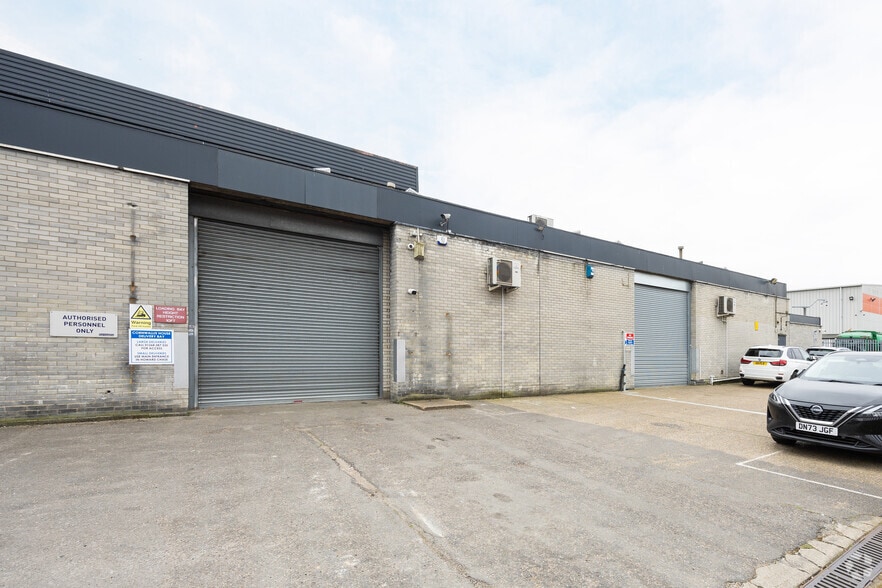 Howard Chase, Basildon to rent - Building Photo - Image 3 of 4