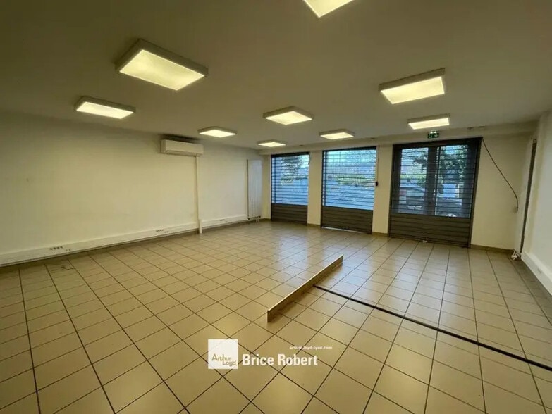 Retail in Lyon to rent - Interior Photo - Image 3 of 6