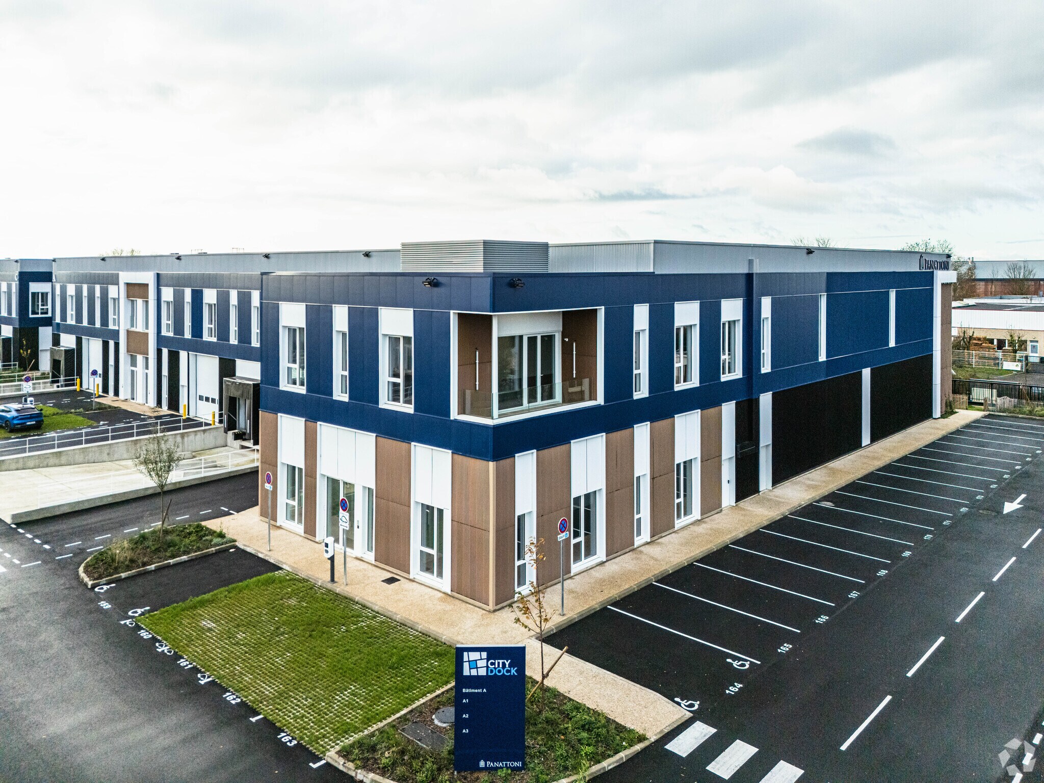 Light Industrial in Moissy-Cramayel to rent Building Photo- Image 1 of 12