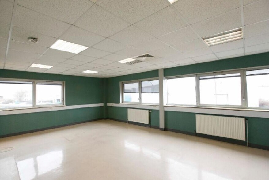 Industrial in Mitry-Mory to rent - Interior Photo - Image 2 of 7