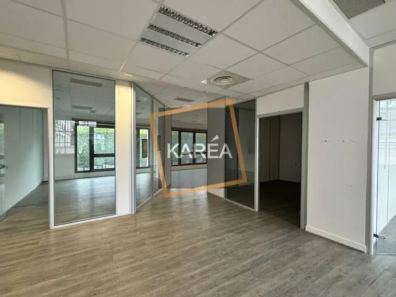 Office in Chessy to rent Interior Photo- Image 1 of 6