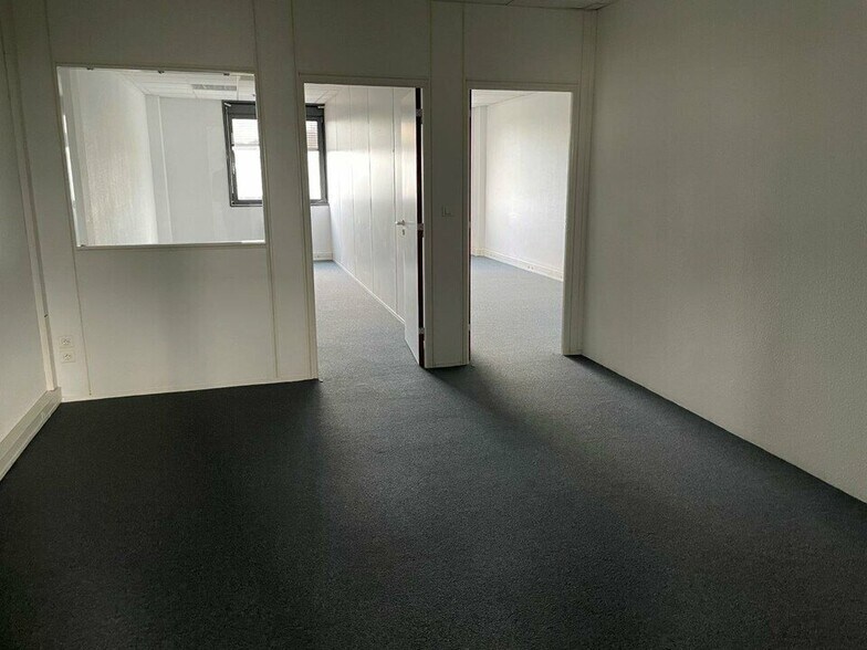 Office in Saint-Quentin-Fallavier to rent - Interior Photo - Image 2 of 23
