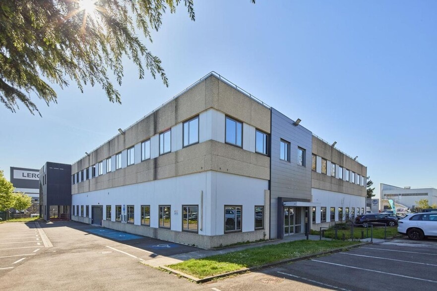 Light Industrial in Nanterre to rent - Building Photo - Image 3 of 13