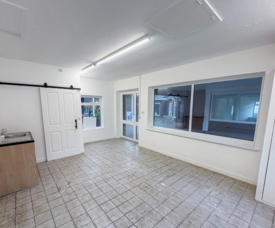 Upper Park Rd, Tenby to rent Interior Photo- Image 1 of 4