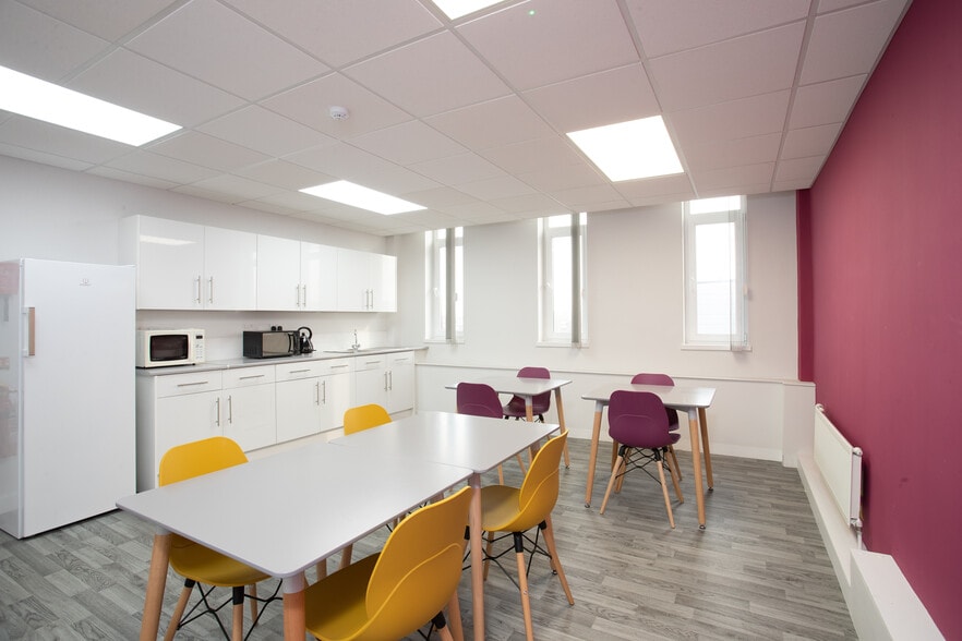 173-191 Wellington Rd S, Stockport to rent - Building Photo - Image 2 of 10