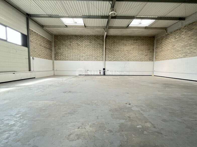 Light Industrial in Goussainville to rent - Building Photo - Image 2 of 10