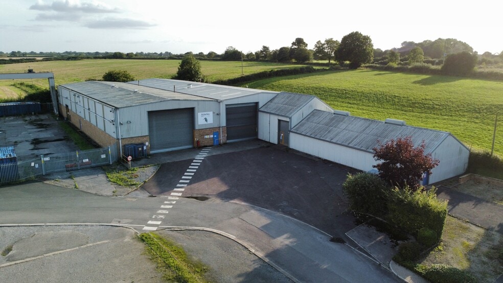 Arnolds Field Est, Wickwar to rent - Building Photo - Image 1 of 2