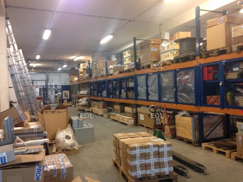 Light Industrial in Villeneuve-la-Garenne to rent - Interior Photo - Image 2 of 4