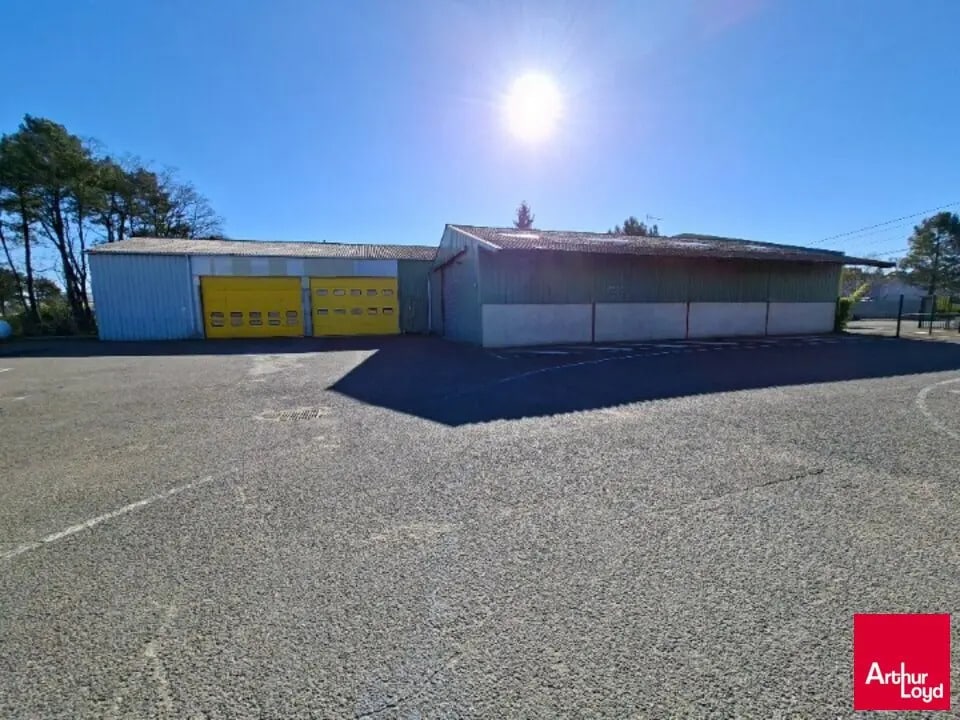 Location Local d'activités 950 m² - Photo 1