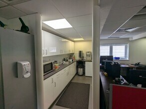 22 Gosden Cmn, Guildford to rent Interior Photo- Image 2 of 3