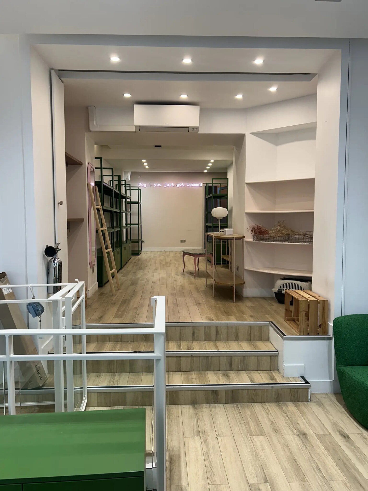 Retail in Paris for sale Interior Photo- Image 1 of 10