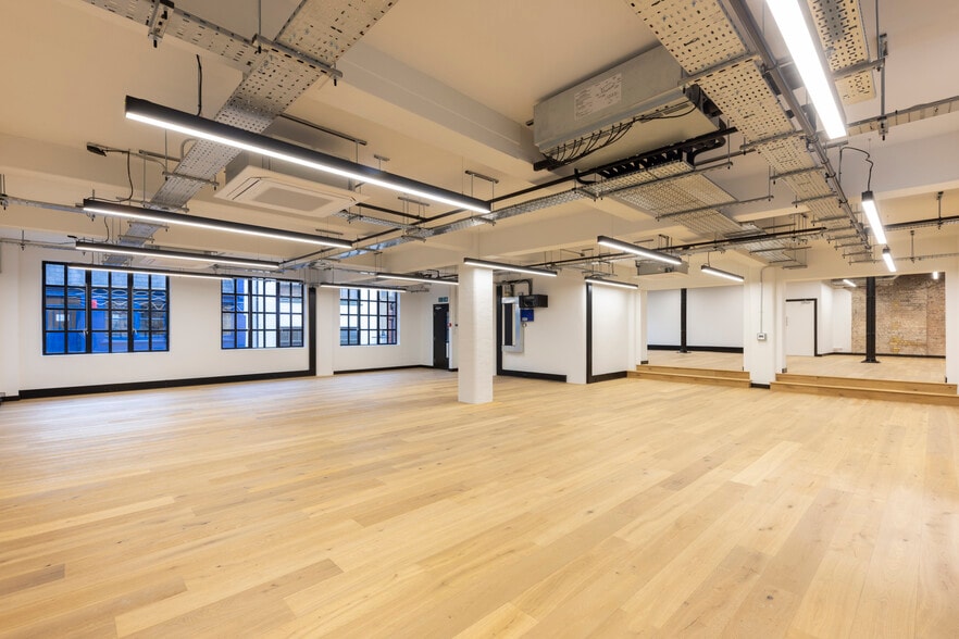 7-10 Charlotte Mews, London to rent - Building Photo - Image 3 of 7