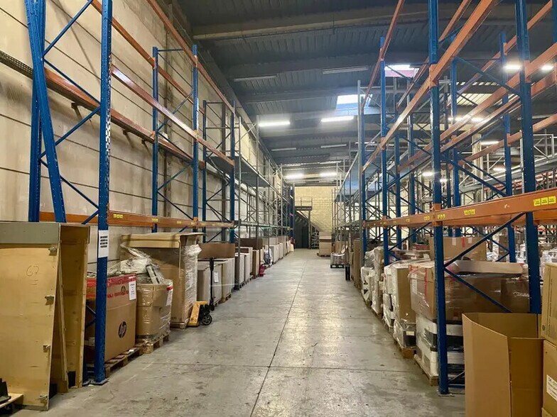 Light Industrial in Villeneuve-la-Garenne to rent - Interior Photo - Image 3 of 8