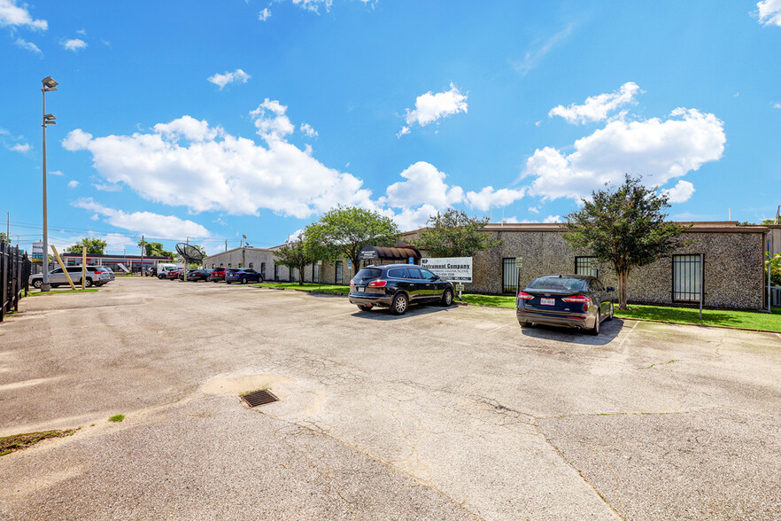 125 W Crosstimbers St, Houston, TX for rent - Building Photo - Image 1 of 10