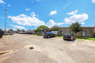 125 W Crosstimbers St, Houston, TX for rent Building Photo- Image 1 of 11