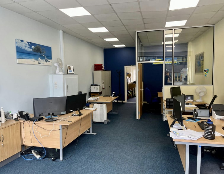 28 Station Ln, Hornchurch for sale - Interior Photo - Image 3 of 7