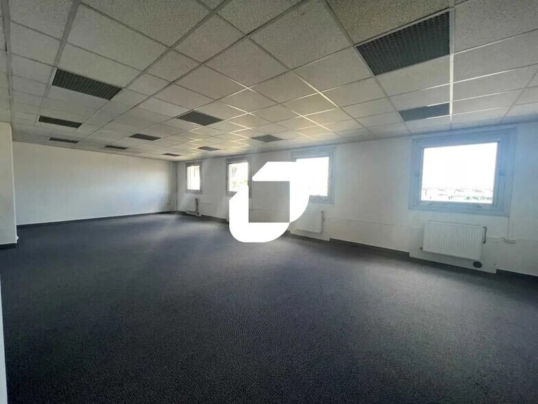 Office in Saint-Ouen-sur-Seine to rent - Building Photo - Image 3 of 8