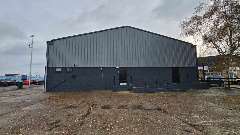 23 Laker Rd, Rochester to rent - Building Photo - Image 3 of 4