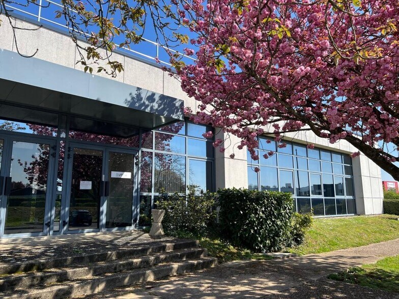 4 Rue René Razel, Saclay to rent - Building Photo - Image 1 of 7