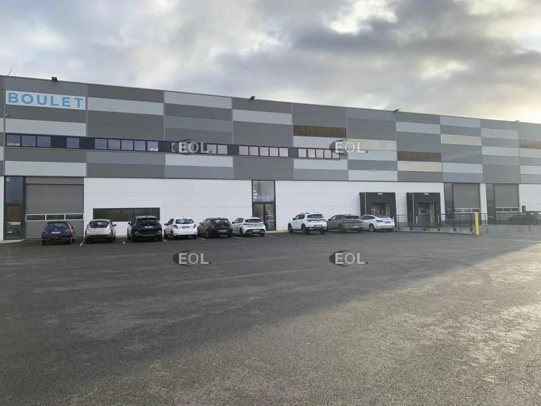 Light Industrial in Neuville-sur-Oise to rent Primary Photo- Image 1 of 10