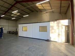 Modular Ct, Wolverhampton to rent Interior Photo- Image 2 of 5