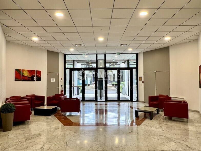 141 Rue Michel Carre, Argenteuil to rent - Lobby - Image 2 of 12