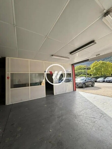 Light Industrial in Gémenos to rent - Interior Photo - Image 3 of 13